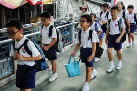 中小学放学推迟2小时，“接送难”问题解决了，家长却质疑声不断图片