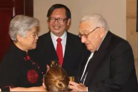 71年基辛格与叶剑英吃饭，闲聊时开玩笑：南希唐可竞选美国总统图片