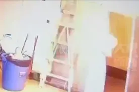 女孩点烟瞬间，打火机突然爆炸！图片