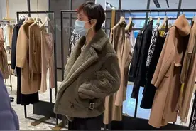 孙俪现身奢饰品专柜被偶遇，穿2万元大牌外套，超大黑眼圈太吸睛图片
