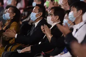 成龙与陈道明同框，相差一岁状态差好多！成龙头发稀疏令人心疼图片