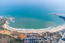 这个半岛，一边巨浪滔天，一边风平浪静，号称“中国观浪第一湾”图片