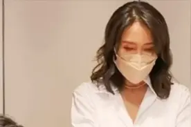 阔太黎姿创办个人品牌，打扮干练化身女强人，不再甘愿只在家带娃图片