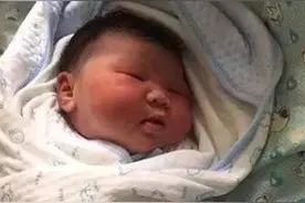 新生儿到底有多“丑”，前后对比太明显，宝妈：幸好当初没扔掉图片