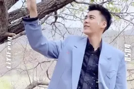 李易峰模仿阿姨们经典pose 在线喊给他一条丝巾图片