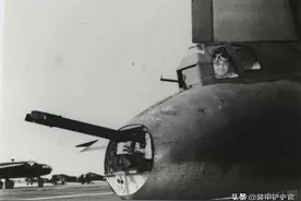 另类空战王牌：他不是飞行员，却在空中击落17架德军战斗机图片