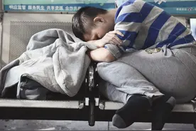 12小时，两班倒，有损健康何时了？图片