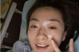 万茜车祸后首晒照，素颜出镜脸上油到发光，皮肤暗黄与以往差距大图片