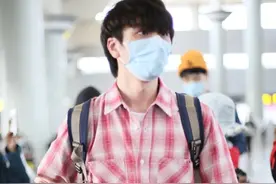 仝卓和蔡程昱合体现身机场。今日份小可爱请查收！两人帅气感爆棚图片