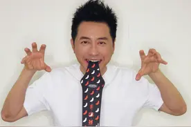 59岁庾澄庆晒近照，儿子女装风波后首亮相，为小14岁娇妻买菜图片