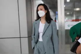 王鸥穿西装套装现身机场 超A打扮气场全开图片