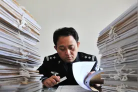 30岁小伙却坐了13年牢，得知身世后狱警都忍不住流泪！真实纪录片图片