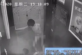 太危险！俩熊孩子电梯内嬉闹扒门被卡，这些乘梯安全事项父母须知图片