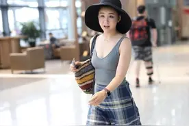 李小萌身材真丰满，无袖汗衫配格纹阔腿裤精致时髦，美得出众图片