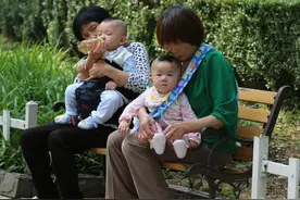 老人带孩子，到底是天伦之乐还是天伦之累？终于有人发声了...图片