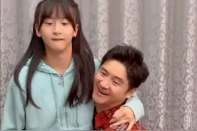 幸福！田亮重现8年前与女儿温情瞬间，单手抱13岁森碟直呼费劲图片