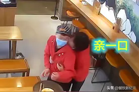 四川成都，一餐馆女服务员“突袭”厨师，抱着亲，老板气愤不已图片