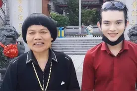 “丑星”八两金曝近况，戴金链金表打扮贵气，儿子皮肤白嫩颜值高图片