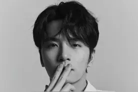 吴希泽白衬衣少年，眼神杀，回眸笑意迷人图片