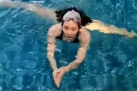 苗苗孕期泳池轻松一字马，郑恺岸上大喊“美女”，幸福掩不住图片