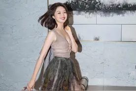晚晚从豆瓣网红到迪奥大使，V领纱裙搭西装外套，自信女人惹人爱图片