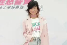 徐濠萦真够新潮，穿粉西装配“项圈”，脚踩20cm驴蹄鞋看服了图片