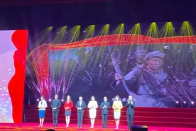 《伟大的旗帜》音乐诗歌朗诵会在武汉洪山礼堂举行图片