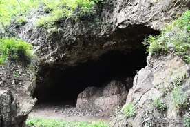 嵩县发现未知年代溶洞，蝙蝠飞翔石笋倒立，更有莹绿色矿层图片