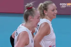 美国女排3-0！汤普森34分，赛后美国队疯狂庆祝，朱婷走向场边图片