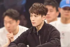 新晋体育部部长王嘉尔，拉链休闲运动套装简约又不失潮流图片
