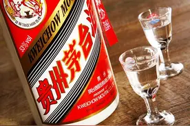喝茅台为何要配一瓶矿泉水，什么道理？其实这才是最好的喝法！图片