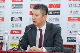 台名嘴评郭士强抗议记录台：裁判判错也不能罢赛 这是很差的示范图片