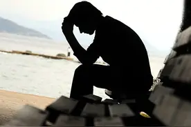 I'm at a loss 我都失落了？就是束手无策了呗图片