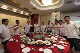 应酬时，领导说：“帮我买包烟”，低情商的直接买，高情商懂意思图片