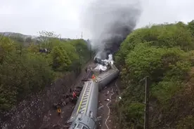 济南至广州T179次客运火车在湖南侧翻！车厢脱轨车头起火，乘客爬窗逃生，几秒内被甩出两米图片