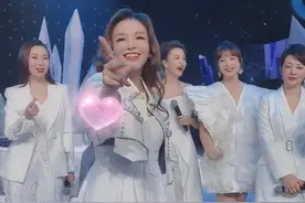 央视主持姐妹团罕合体，朱迅穿白裙走秀艳压全场，小撒捣乱太抢戏图片