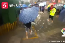 好样的！看见孩子们的上学路被它拦住，他二话不说脱下鞋袜，化身“摆渡人”图片