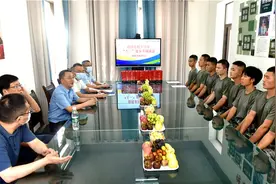 四川乐山师范学院校领导“八一”慰问退役大学生士兵图片