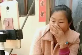 大衣嫂做直播，穿粉色羊绒外套配牛仔裤，显得年轻又时尚图片