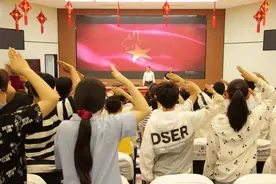 东海县实验小学："党史故事班班讲 国歌队歌班班唱"图片