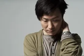 与蔡卓妍相爱4年的郑中基，为何转身娶了名不见经传的余思敏？图片