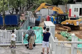 中国军人开挖掘机的技术有多牛？看了就明白了图片