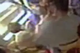 上海地铁内一男子因嫌陌生人离妻子太近，双方上演“全武行”图片