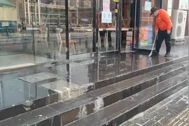 郑州街边下水道污水喷出，旁边饭店遭殃，味道刺鼻难闻！视频封面
