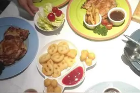 相亲出意外，本以为被恶意“蹭饭”的表弟居然同时被两个美女相中图片