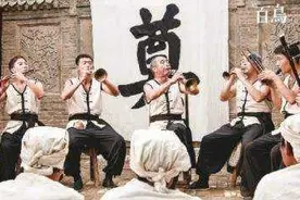 民间歌舞团演员：客人敬酒必须喝，再委屈也得赔笑，最怕喝倒彩、不结账图片