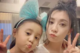 贾静雯晒两个女儿模仿自己时尚摆拍，波妞变卷发，画风却像女汉子图片