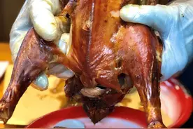 一只大公鸡 生了一堆黄蚬子 它坑出了新境界图片