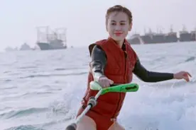 黄圣依海上冲浪大胆秀身材，穿三角泳裤长腿纤细，皮肤白到发光图片