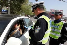 副驾驶上没坐人也被扣6分？车主直接发飙：我到底违反了哪条规定图片
